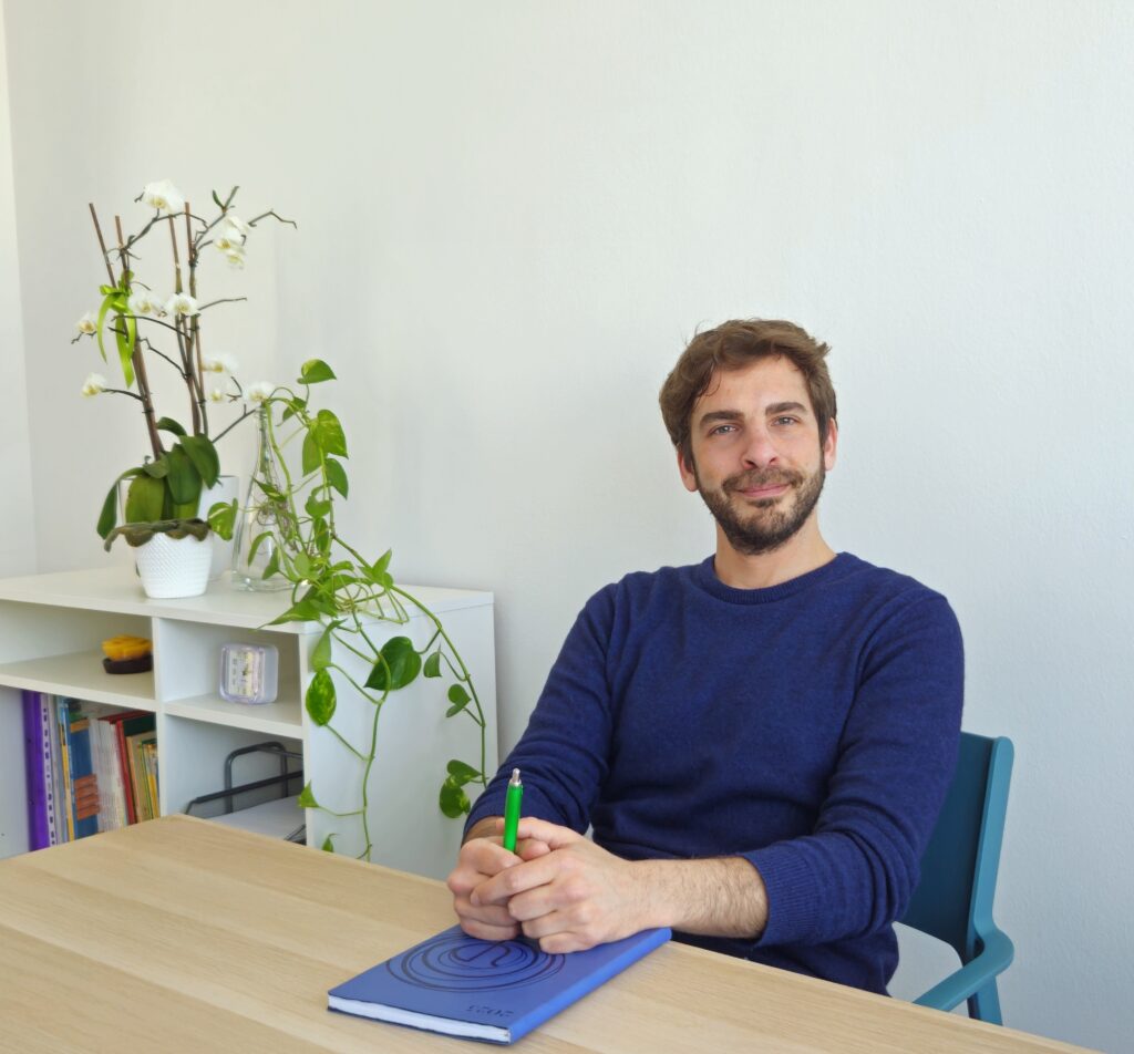 luca-paradisi-psicoterapeuta-pesaro Lo psicologo psicoterapeuta Luca Paradisi, seduto alla scrivania del suo studio di Pesaro